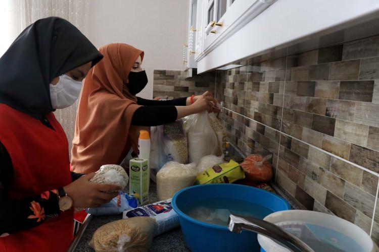 <p>Kızılay g&ouml;n&uuml;ll&uuml;leri, 24 Ocak'ta yaşanan ve merkez &uuml;ss&uuml; Sivrice il&ccedil;esi olan 6,8 b&uuml;y&uuml;kl&uuml;ğ&uuml;ndeki depremde ve sonrasında yaşanan yeni tip koronavir&uuml;s (Kovid-19) nedeniyle&nbsp;yaşlı ve kimsesizlere destek sunmak i&ccedil;in &ccedil;alışmalar y&uuml;r&uuml;t&uuml;yor.</p>
