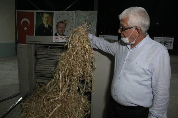 <p>Havuzlama yapmadan lifleri soyabiliyor<br />
Geliştirilen makine havuzlama yapmadan kenevir, keten ve ısırgan liflerini soyabiliyor. Bu sayede büyük sorun olan havuzlama ve lif soyma işlemleri ortadan kaldırıldı. Hasat edilen kenevir, keten ve ısırganın doğrudan makinede lifleri soyulabilir hale geldi. Makine üreticilerin iş gücü ihtiyacı ve maliyetleri önemli oranda düşmesini ve kenevir tarımının cazip hale gelmesini sağladı. Aynı proje içinde bir hallaç makinesi de tasarlandı.</p>