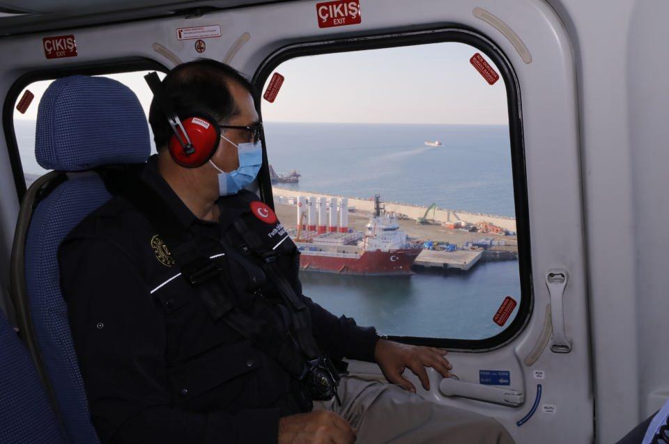 <p>Karadeniz'deki çalışmalara başlama kararı alınca da zaten ekibimiz Filyos'a gelmişti, buradaki çalışmaları yerinde inceledi. 7 Mayıs'ta çalışmalar başladı, 1 Temmuz'da lojistik merkezinin kurulumunu tamamlamış olduk. Bildiğiniz gibi 15-20 Temmuz gibi de Fatih sondaj gemimiz şu anda Sakarya Gaz Sahası olarak adlandırdığımız noktada ilk sondajına başlamıştı. Şu anda bulunduğumuz yerden oraya her gün Fatih sondaj gemisinin sondajıyla alakalı hizmetlerin lojistik desteğini veriyoruz. Tabii bu tip merkezlerde iş sağlığı ve güvenliği, çevre standartlarına uyum son derece önemli. Burada uluslararası standartlara uygun bir operasyon yapıyoruz."</p>
<p> </p>