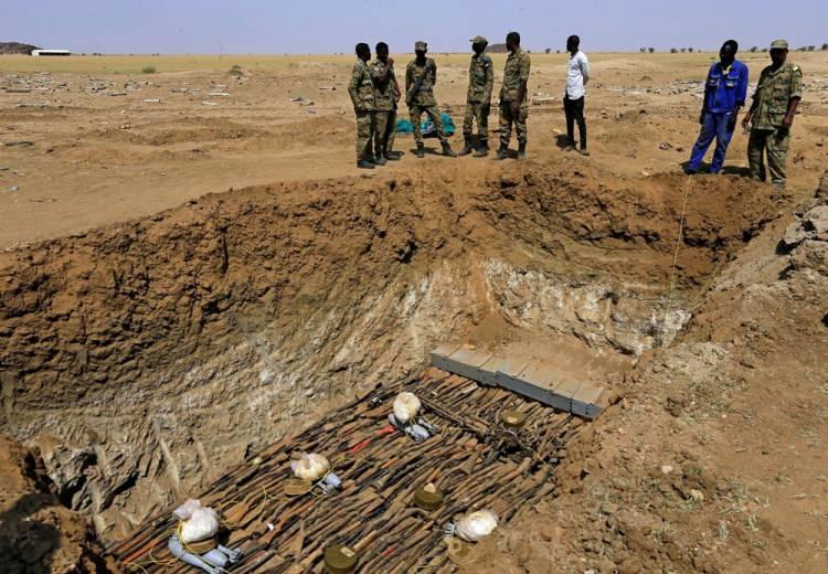 <p>Egemenlik Konseyi üyesi İbrahim Cabir yaptığı açıklamada, "Sudan'da, vatandaşların kontrolsüz silahlara sahip olması nedeniyle büyük zarar gördük" dedi.</p>
