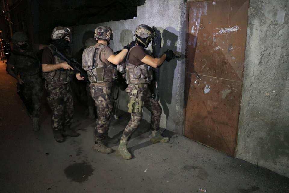 <p>Düzenlenen baskınlarda yakalanan şüpheliler, adli tıp birimindeki sağlık kontrollerinin ardından sorgulanmak üzere emniyete götürüldü.<br />
</p>