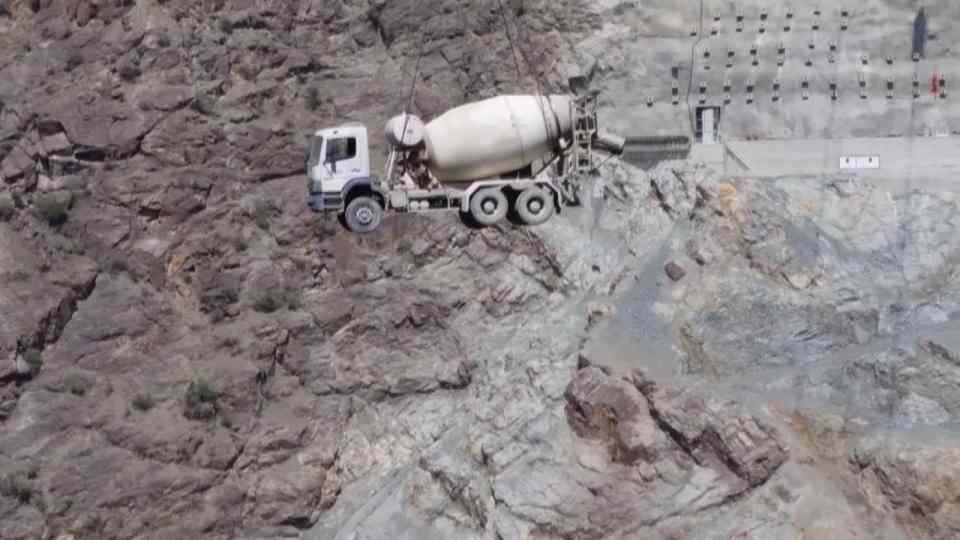 <p> 4 milyon metreküplük beton imalatı planlanan Yusufeli Barajı'nın gövde yüksekliği 100 katlı gökdelene eş değer olacak. </p>