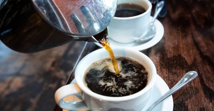 <p>Uluslararası Kahve Günü 1 Ekim'de ortaya çıkmıştır. Kahveyi bir içecek olarak tanıtmak ve kutlamak için kullanılan bir fırsattır ve dünyanın çeşitli yerlerinde gerçekleşen etkinliklerle bu gün kutlanır. İlk resmi tarih, o zamanki Uluslararası Kahve Örgütü tarafından kararlaştırılan ve Milano'da açılan 1 Ekim 2015'ti. Bu gün aynı zamanda adil ticaret kahveyi teşvik etmek ve kahve üreticilerinin içinde bulundukları kötü durum hakkında farkındalık yaratmak için de kullanılıyor.</p>
