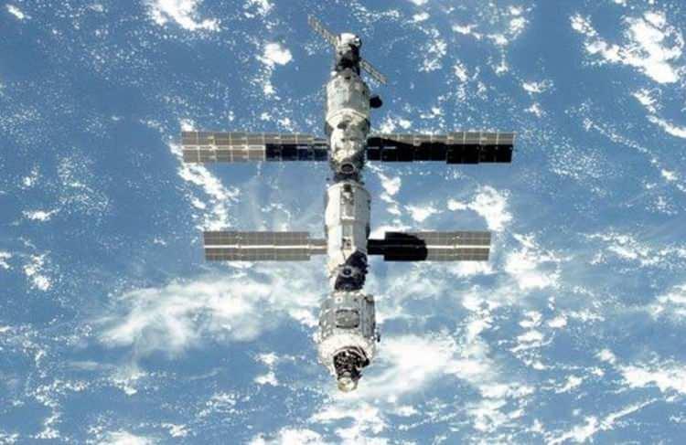 <p>Uluslararası Uzay İstasyonu'nda görev alan astronotlar hava kaçağına neden olan deliği küçülttü. Deliğin bir süredir var olduğu ve gittikçe büyüdüğü belirtildi.</p>
