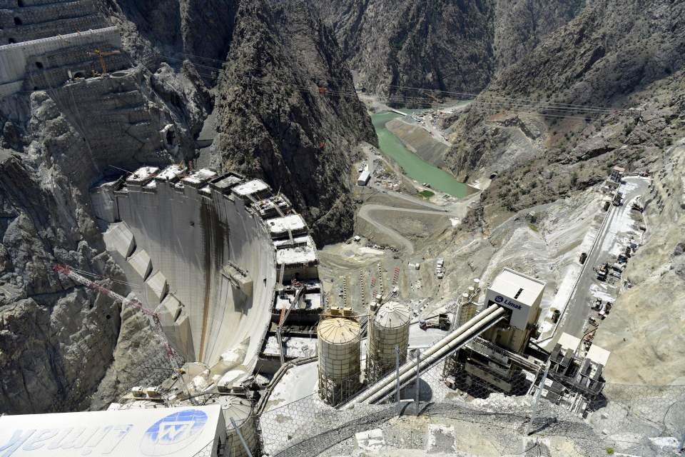 <p> Yerin altında 110 metre uzunluğunda, 30 metre genişliğinde ve 50 metre derinliğinde yapılan santral binasının beton imalatında sona gelindi. </p>