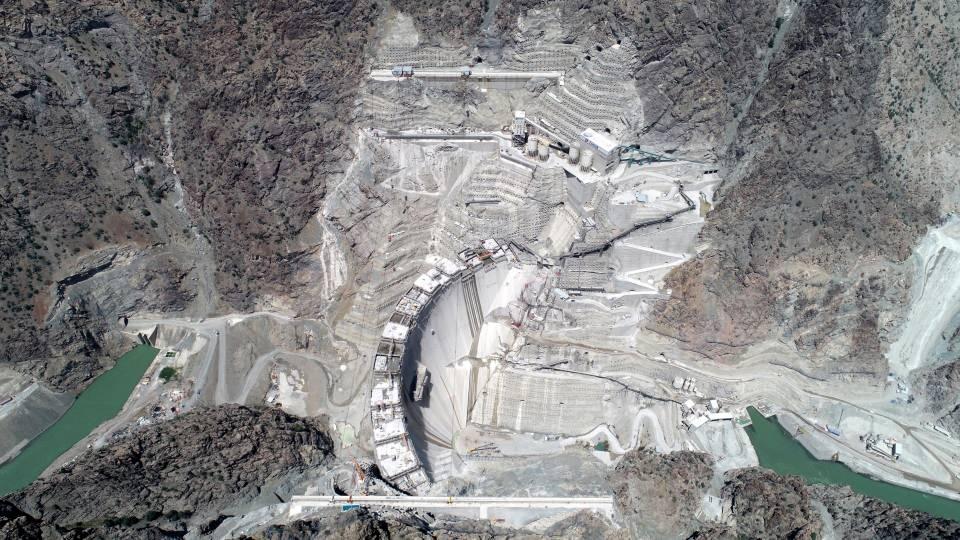 <p> 275 metre gövde yüksekliği ile Türkiye’nin en yüksek, dünyanın ise 'çift eğrilikli ince kemer baraj tipi' kategorisinde 3’üncü en yüksek barajı olacak Yusufeli Barajı’nda, 558 megavat kurulu güce sahip santral ile 2,5 milyon insanın elektrik ihtiyacı karşılanabilecek.</p>