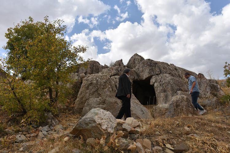<p>Bölgenin eski adının Hergöl olarak bilindiğini dile getiren Tanyürek, "Burayı da Hergöl Kaya Mezarı olarak yayınladık.</p>