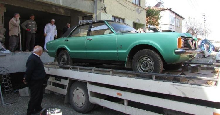 <p>Uysal 1988 yılında Türkiye’ye kesin dönüş yapsa da otomobili yerinden çıkarmadı. Yıllar sonra fikrini değiştirmesine sebep olan şey ise, binada tadilat yapmak istemesi.</p>
