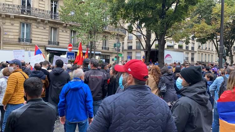 <p>Fransa’da yaşayan Ermeniler, Azerbaycan’ın Paris Büyükelçiliği yakınında toplanarak Azerbaycan’ın Ermenistan'ın saldırılarına karşı meşru müdafa hakkını kullanmasını protesto etti.</p>

<p> </p>
