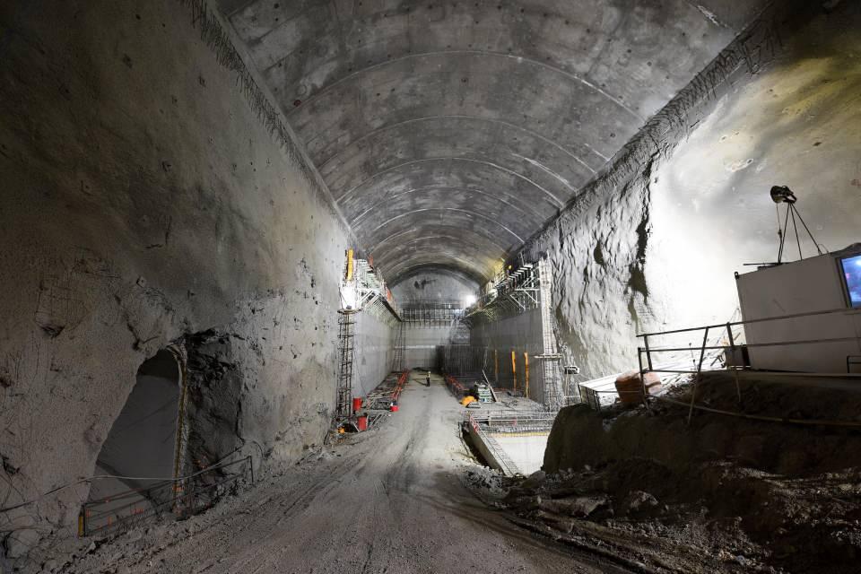<p><strong>'SON VİRAJA GİRİLDİ'</strong></p>
<p>Yusufeli Barajı Proje Müdür Yardımcısı Sancak Kurt, baraj projesinde finale az kaldığını belirterek toplam 238 metre gövde yüksekliğine ulaştıklarını söyledi. </p>