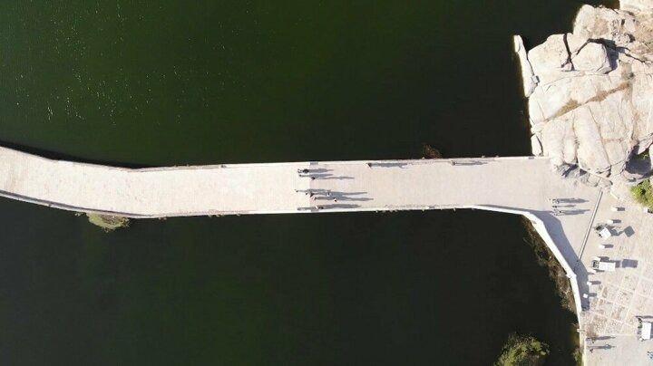 <p>Sel&ccedil;uklulardan g&uuml;n&uuml;m&uuml;ze kadar uzanan Tarihi &Ccedil;eşnigir K&ouml;pr&uuml;s&uuml; ve Kanyonu, drone ile havadan g&ouml;r&uuml;nt&uuml;lendi.</p>
