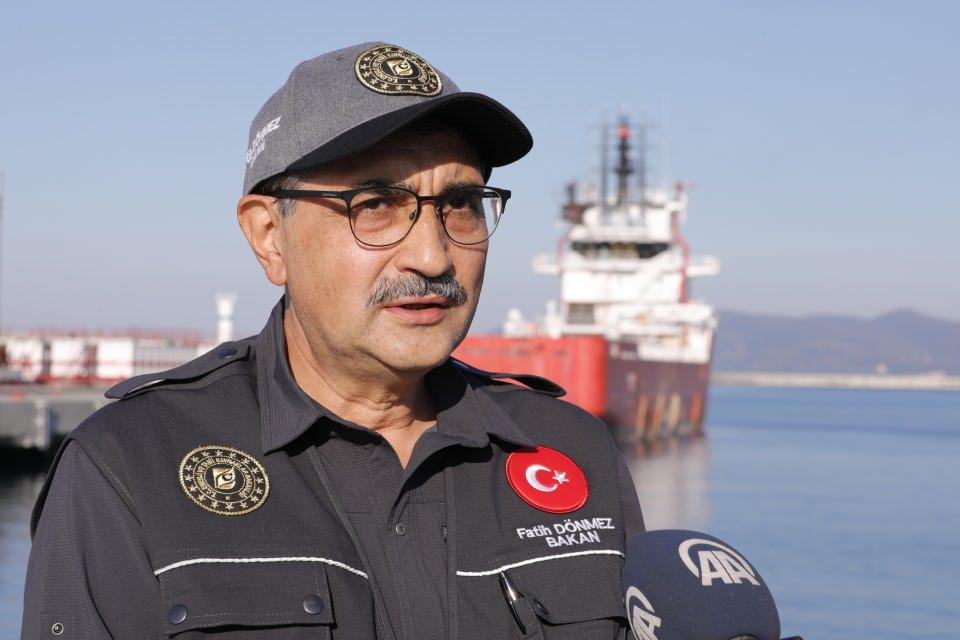<p><strong>"2023'te Karadeniz gazını vatandaşımızla buluşturmak için çalışıyoruz"</strong></p>
<p> </p>
<p>Dönmez, Kanuni sondaj gemisinin bu yıl içerisinde filoya dahil edildiğini, Mersin Taşucu'nda yeni operasyonlara hazırlık kapsamında reaktivasyon işlemlerine devam ettiğini belirterek, şunları kaydetti:</p>
<p> </p>
<p>"İnşallah 10 Ekim'de oradan demir alacak ve Haydarpaşa Limanı'na gelecek. Burada kule söküm işlemleri yapılacak. Boğazda 3 köprümüz var, köprülerin altından geçebilmek için kuleyi sökmemiz gerekiyor. Kasım ayı sonunda Filyos Limanı'na intikal etmiş olacak. Burada tekrar kulenin montajı ve diğer bakımlarının yapılmasını bekliyoruz. İnşallah önümüzdeki yılın ilk aylarında da ilk operasyonuna başlayacak. Böylece Karadeniz'de Fatih artık Kanuni ile birlikte çalışacak. İnşallah 2023'te Karadeniz gazını vatandaşımızla buluşturmak için gerekli çalışmaları yapıyoruz."</p>