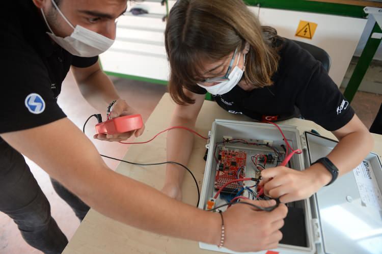 <p>SAİTEM'in önemli çalışmaları olduğunu vurgulayan Savaşan, "Bu yıl SAİTEM'in otonom araçlarda kazandığı birincilik bizi onurlandırdı, gururlandırdı. Böyle bir işe soyunmak başlı başına önemli. Birçok disiplinden farklı bölümlerden arkadaşlar bir araya gelerek işi neticelendiriyor. Derece alınmamış olsa bile, bu kadar gencin bir amaç için bir araya gelmesi başlı başına değerli." dedi. </p>
<p> </p>
