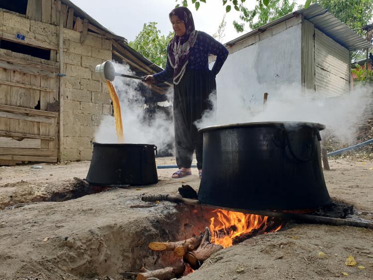 <p>Çukurovalı kadınlar, yemek ve salatalara lezzet katan nar ekşisini hazırlamak için yoğun mesai harcıyor.</p>