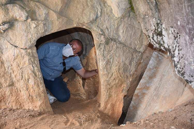 <p>Mezarlıkta inceleme yapan Hakkari Üniversitesi Öğretim Görevlisi Ömer Tanyürek, AA muhabirine, Urartu dönemine ait mezarın 3 odadan oluştuğunu söyledi.</p>

<p> </p>
