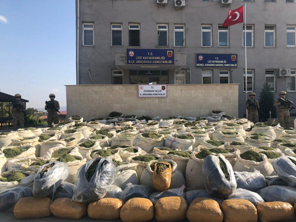<p>Diyarbakır'ın Lice ilçesinde sürdürülen 'Yıldırım-7 Lice Narko-Terör Operasyonu'nda 4 ton 57 kilo esrar ve 236 bin kök Hint keneviri ele geçirildi.</p>

<p> </p>
