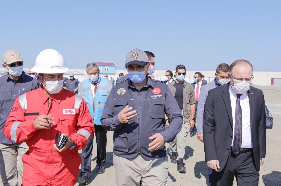 <p>O gün, birinci ve ikinci katman dışında aşağıda birkaç katman daha olduğunu, çalışmalar bittikten sonra doğal gaz miktarının duruma göre yukarı yönlü revize edilebileceğini söylediklerini aktaran Dönmez, "Şu anda üçüncü ve dördüncü katmandaki sondaj çalışmaları tamamlandı, test çalışmaları devam ediyor. </p>
<p> </p>