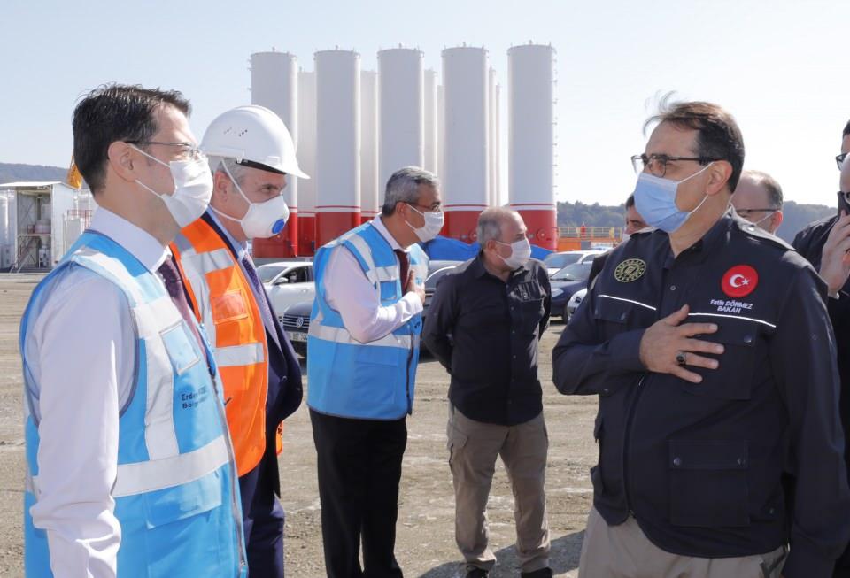 <p><strong>"Filyos Limanı çalışmalarında sona gelindi"</strong></p>
<p>Dönmez, Kanuni sondaj gemisinin gelecek aylarda bölgeye intikal etmesiyle Filyos Limanı'ndaki yoğunluğun daha fazla olacağına işaret ederek, limanla ilgili çalışmalarda sona gelindiğini bildirdi.</p>