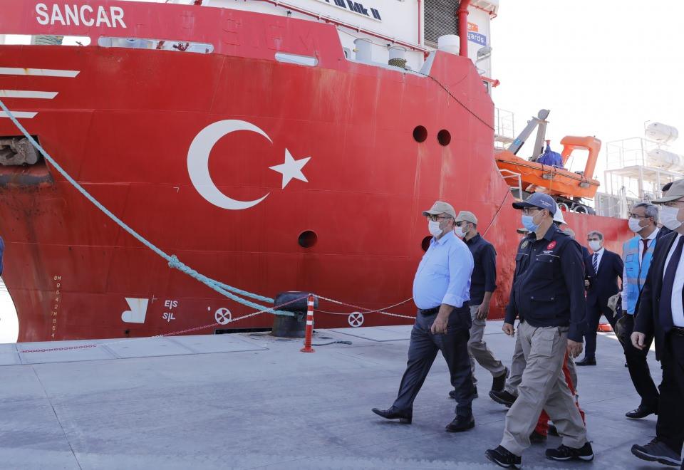 <p>Ziyaretin ardından AA muhabirinin gündeme ilişkin sorularını yanıtlayan Dönmez, Cumhurbaşkanı Recep Tayyip Erdoğan'ın, 21 Ağustos'ta Türkiye'nin, tarihinin en büyük doğal gaz keşfini Karadeniz'de gerçekleştirdiğini kamuoyuna açıkladığını belirterek, 320 milyar metreküp doğal gaz rezervi bulunduğunu anımsattı.</p>
<p> </p>