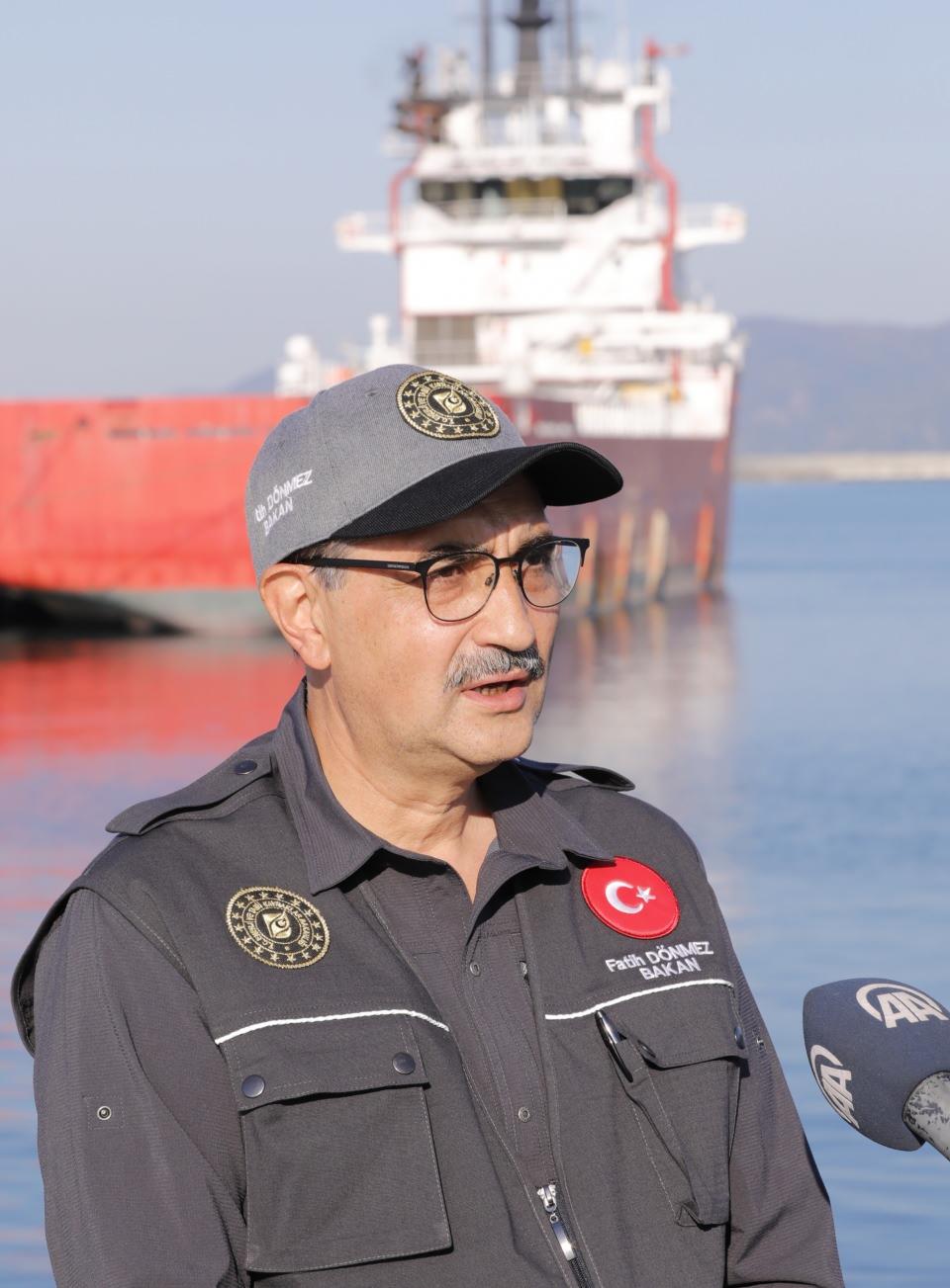 <p>Dönmez, hem Sanayi ve Teknoloji Bakanlığı hem de Ulaştırma ve Altyapı Bakanlığından gelen yetkililerle sahada inceleme yaptıklarını aktararak, şöyle devam etti:</p>
<p> </p>
<p>"Bildiğiniz gibi 21 Ağustos'ta Fatih Sondaj Gemisi'nin bir keşfi olmuştu. Tabii gemimiz buradan 150-160 kilometre açıkta faaliyetlerine devam ediyor ama o faaliyetlerini sürdürebilmesi için de önemli desteğe ihtiyacı var. O açıdan kıyı lojistik merkezleri bu operasyonlar için son derece büyük önem arz ediyor. Filyos'un böyle bir imkana bugünlerde kavuşuyor olması, bu hizmetleri daha kolay ve ekonomik yapıyor olmamıza da imkan tanımış oldu.</p>