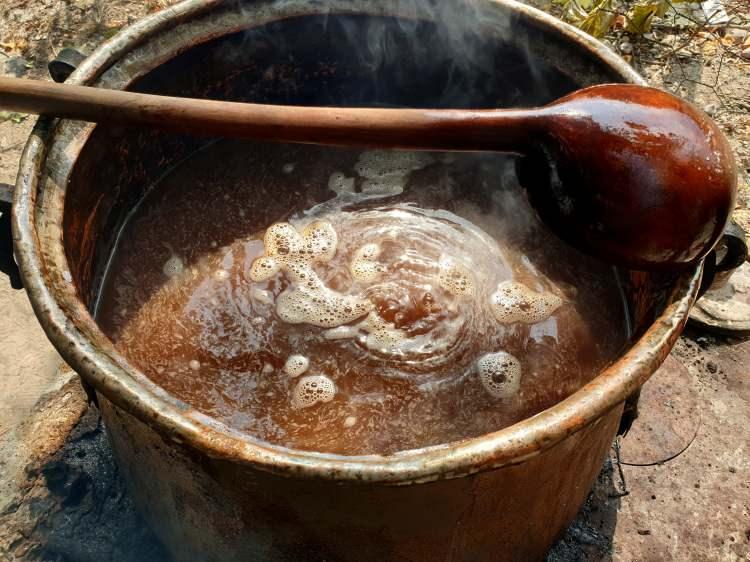<p>Doğal nar ekşisinin kilosu 30 ile 35 lira arasında değişiyor. Köylülerimizin aile bütçesine katkı oluyor hem de yemeklere lezzet katıyor. 15 kilo nardan 1 kilo ekşi alınıyor. Nar kabuğu ve çekirdeği de kurutularak değerlendiriliyor."</p>
