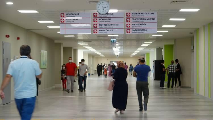 <p><strong>“Şehir Hastanesi açılmamış olsaydı bu iki aylık süreçte ciddi sorunlar yaşayabilirdik”</strong><br />
</p>
<p>İl Sağlık Müdürü Koç, Şehir Hastanesinin bu dönemde gerçekten ilaç gibi geldiğini kaydederek, “Şehir Hastanemizi son iki aylık süreçte açmamış olsaydık gerçekten pandeminin yoğun yaşandığı bu iki aylık süreçte gerek yoğun bakım gerek yatak açısından ciddi sorunlar yaşayabilirdik ama bu dönemde bize gerçekten ilaç gibi geldi. </p>