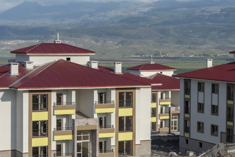 <p>Kayseri - İncesu 2 adet konut. Satış bedelleri 210 bin TL'den başlıyor. Niğde - Çiftlik, Çamardı ve Bor 6 adet konut. Satış bedelleri 139 bin TL'den başlıyor. Adana - Yüreğir ve Seyhan 6 adet konut. Satış bedelleri 145 bin TL'den başlıyor.</p>