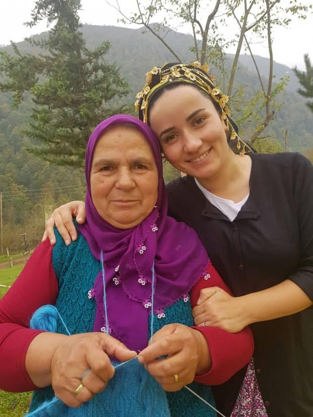 <p><span style="color:#000000"><strong>Hatta Ordu'da çekilen bir dizide oyunculara şive koçluğu yapar hale geldim. Fındık bahçesinde ailemle eğlenirken bir baktım ki fenomen olmuşum. Eğer ben Ordu'nun bir mahallesinde bu imkansızlığa rağmen bunu başardıysam bütün genç kızlarımızın da yolu açıktır. Yeter ki ideallerini belirlesinler" diye konuştu.</strong></span></p>