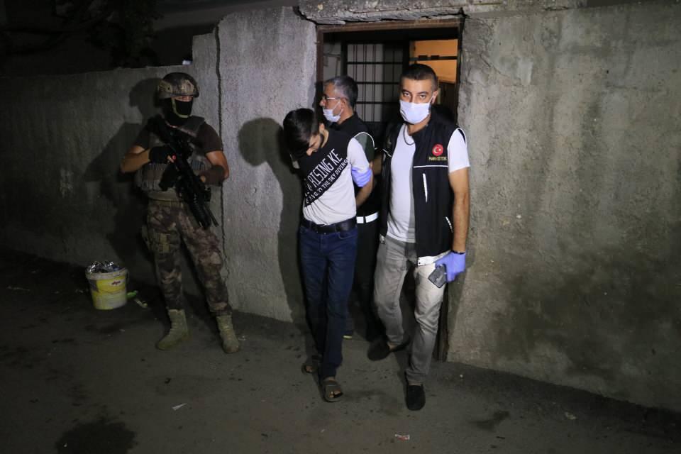 <p>Şafak vakti özel harekat polislerinin de desteği ile 22 adrese eş zamanlı baskınlar düzenlendi. </p>