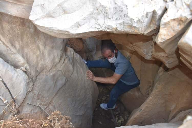 <p><em>Kilit aksamından mezarın erken dönemlere ait olduğunun anlaşıldığını aktaran Tanyürek, şunları kaydetti: </em></p>

<p>"Buna yönelik makale hazırladık. Urartuların bölgedeki varlığını bununla ispatlayabiliyoruz. Bölgede bilimsel çalışmalar çok yapılmamış. Bilimsel çalışmalar arttıkça Hakkari'nin kültürel mirasının ne kadar zengin olduğunu herkes görecek, tarihe de daha çok katkı sunacaktır. </p>
