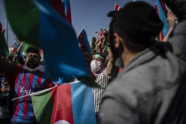 <p>İstanbul &Uuml;niversitesi Azerbaycan K&uuml;lt&uuml;r ve Dayanışma Topluluğu &uuml;yeleri ve İstanbul'da yaşayan y&uuml;zlerce Azerbaycan T&uuml;rk&uuml;, Azerbaycan ordusunun işgal altındaki topraklarını kurtarmak i&ccedil;in başlattığı operasyona destek vermek i&ccedil;in Beyazıt Meydanı'nda toplandı. Saat 14.00'te ger&ccedil;ekleştirilen etkinliğe katılan grup, ellerinde T&uuml;rk ve Azerbaycan bayraklarıyla sloganlar atarak Azerbaycan'a destek verdi. Grup, basın a&ccedil;ıklaması &ouml;ncesi şehitler i&ccedil;in saygı duruşunda bulunarak İstiklal Marşı ve Azerbaycan milli marşını okudu. Şehit olan Azerbaycan askerlerinin yakınları da eyleme katılarak duygularını ifade etti.&nbsp;</p>

<p>&nbsp;</p>
