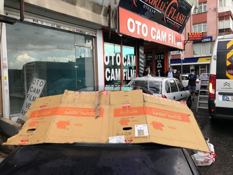 <p>Ümraniye Oto Sanayi Sitesi'de de tablo farklı değil. Dolu yağışı nedeniyle hasar gören araçlar sanayideki göçük ustalarına geliyor. Usta Yılmaz Aksakal, dolu hasarı nedeniyle yoğunluk yaşadıklarını belirterek, "Dolu yağışından dolayı ciddi bir yoğunluk oluşmuş durumda.</p>
<ul>
</ul>