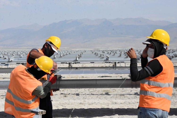 D&uuml;nyanın en b&uuml;y&uuml;k g&uuml;neş enerji santrali, elektrik &uuml;retimine başladı