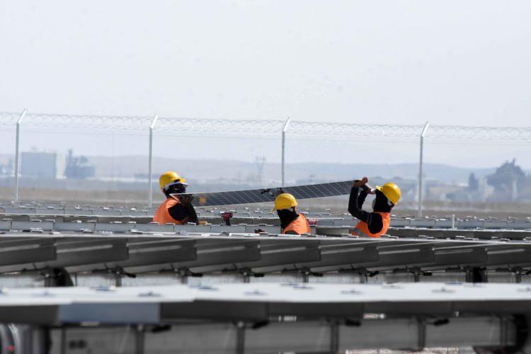 D&uuml;nyanın en b&uuml;y&uuml;k g&uuml;neş enerji santrali, elektrik &uuml;retimine başladı