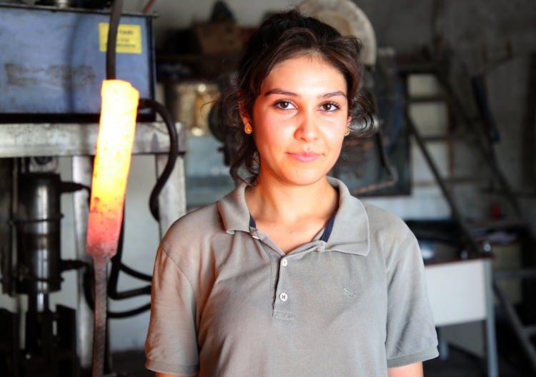 <p>Benimle birlikte her türlü zorlu mücadelede yanımda oldu. Benimle güldü, ağladı. Üstelik kız çocuğu olması gurur veriyor. </p>
