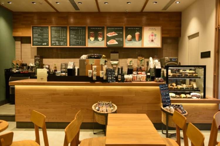 <p><strong>“AMERİKALILAR, HATTA STARBUCKS OSMANLI SULTANI I. SELİM’E TEŞEKKÜR ETMELİ”</strong></p>

<p>Osmanlı İmparatorluğu’nun muazzam büyüklüğü ve I. Selim’in bu geniş coğrafyayı kontrol etmekte gösterdiği dirayetli liderlik ile ekonomik olarak bir güç merkezi haline geldiği vurgulanan yazıda, şu ifadelere yer verildi:</p>

<p>“I. Selim döneminden 18’inci yüzyılın başlarına kadar İmparatorluğun ekonomisini sürükleyen unsurlardan biri de küresel kahve ticaretinin kontrolü idi. Aslında bu parlak kırmızı taneli bitkiyi ilk bulan Yemen seferi sırasında Sultan Selim’in ordusuydu. Osmanlılar bu taneleri nasıl içecek haline getirebileceklerini keşfettiler ve sadece kahve içmeye özgü mekanlar inşa ettiler. Biz Amerikalıların (ve tabi ki Starbucks’ın sahibi Howard Schultz’un) kahve dükkanları için Osmanlı Sultanı Selim’e teşekkür etmemiz gerekir. Çok azımız, bir Osmanlı sultanının ticareti jeopolitiğe dönüştüren ve dünyanın ilk özgün kitlesel tüketim ürünlerinden birinin arzını tekelleştiren kişi olmasını takdirle karşılıyoruz.” denildi.</p>
