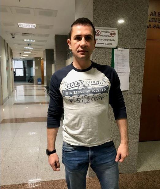 <p><strong>ONLARCA DAVASI VAR</strong></p>

<p><strong>Çift arasındaki karşılıklı suçlamalarla birlikte onlarca dava ve soruşturma açıldı. Bu davalardan biri de Yağmur Sarnıç'ın, Erdi Sungur ile birlikte Düzce'de "jandarmaya direnme ve hakaret" suçundan yargılandığı davaydı. Sarnıç ve Sungur'un jandarma görevlileriyle davalık olma süreci ise şöyle gerçekleşti: Olaylar, suikast planı için suçlanan Yağmur Sarnıç ile Erdi Sungur'un Düzce'de ormanlık alanda Emre Aşık için mezar yeri bakmaya ve keşif yapmaya gittiği iddiasıyla başladı. İhbar üzerine 25 Mart 2020'de Sungur ve Sarnıç'ın içinde olduğu araç, Düzce'nin Gülormanı Köyü'nde jandarma görevlilerinin önleyici kolluk faaliyeti gerçekleştirdikleri sırada durduruldu.</strong></p>
