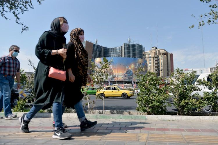 <p>Ülke genelinde Kovid-19'la ilgili kararlar valiliklere bırakıldığı için şu ana kadar Tahran dışında Elburz, Kum ve Kazvin eyaletlerinde de salgını önlemek için kısıtlamaya gidildi.</p>
