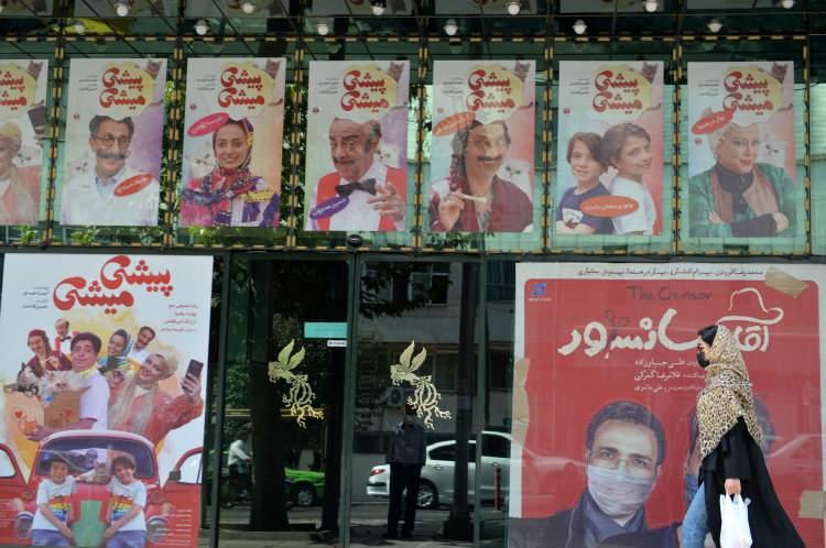 <p>Yetkililerin çağrılarına uyulmadığı ve sağlık protokollerine riayet edilmediği için Cumhurbaşkanı Hasan Ruhani, hafta içinde yaptığı açıklamada bundan sonra kurallara uymayanlara ceza vereceklerini söyledi. </p>
