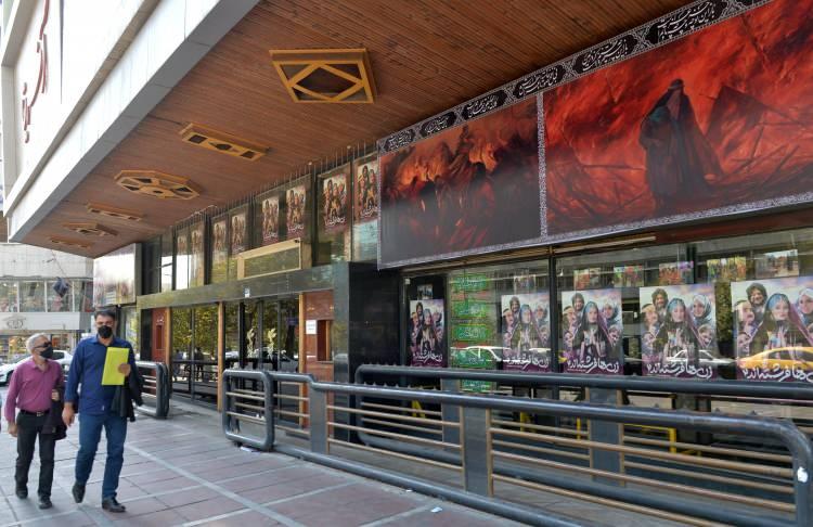 <p>Kısıtlama kararının ardından camiler, sinema ve tiyatro salonları, okullar, kafeler, güzellik merkezleri ve toplantı merkezlerinin kapalı olduğu görüldü. </p>
