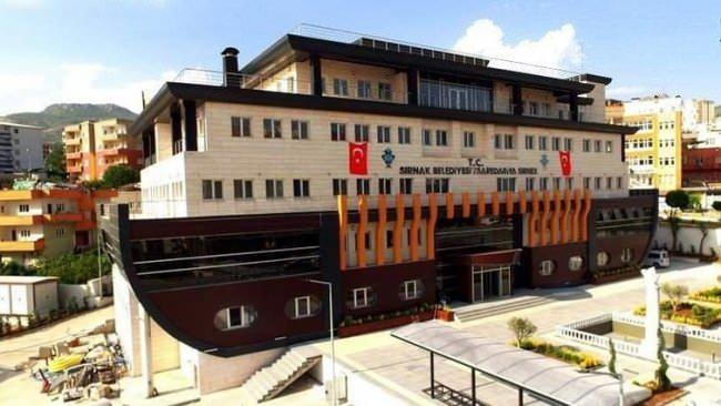 <p><strong>Şırnak Belediyesi</strong><br />
<br />
Kadro: 14 memur<br />
Son Başvuru Tarihi: 2 Ekim</p>

<p> </p>
