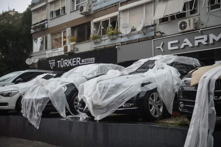 <p>İstanbul'daki galericiler yağış sırasında dükkanda ne bulduysalar araçların üstünü kapatmaya çalıştılar.</p>
