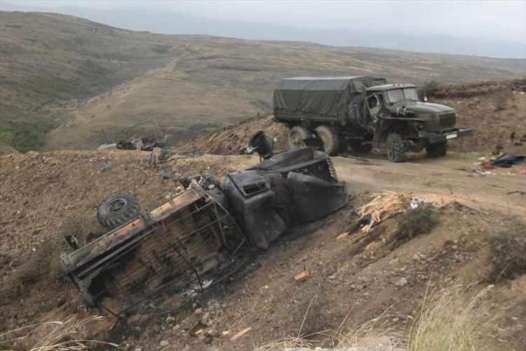 <p>Azerbaycan ordusu, işgal altındaki toprakları kurtarmak için Ermenistan ordusuna yönelik başlattığı karşı saldırıyı sürdürdü. </p>

<p> </p>
