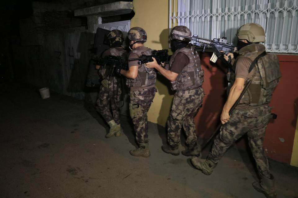<p>Özel harekat timleri, söz konusu şahısların evlerinin çevresinde güvenlik önlemi aldıktan sonra koçbaşıyla kapıyı kırıp içeri girdi. </p>
