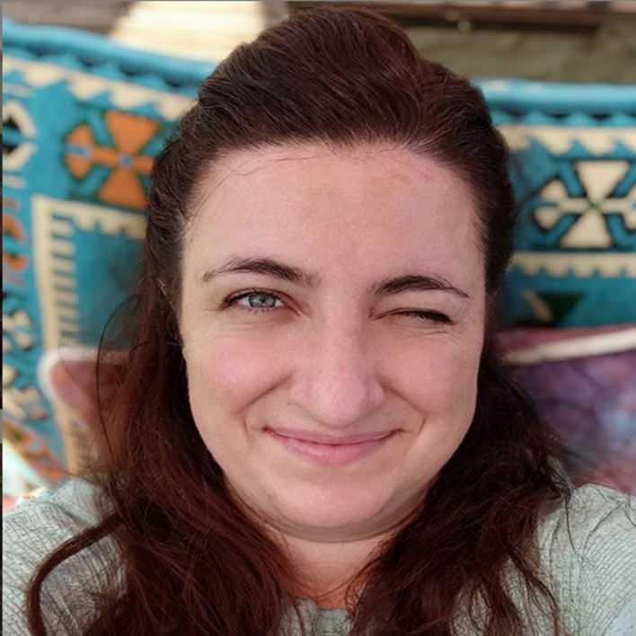 <p>İlk dizi deneyimini Gülperi dizisiyle yaşadı. Tanınırlığını ise Kırmızı Oda ile elde etti.</p>