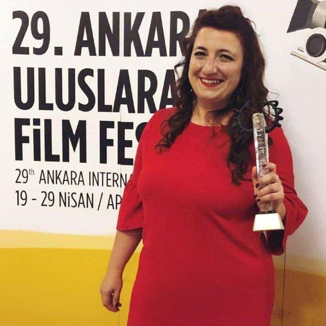 <p>Kelebekler filmindeki performansıyla 29. Ankara Uluslararası Film Festivali'nde En İyi Yardımcı Kadın Oyuncu ödülünü aldı.</p>