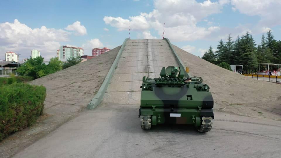 <p>Kurum hızlı şekilde seri üretime geçmek için ihtiyaç duyulan alanlarda Türkiye'de faaliyet gösteren firmalarla çalışmalara devam ediyor. Motor ve hibrit konusunda uzman yerli firmalardan gerek tasarım gerekse üretim alanında teknik destek alınıyor ve iş birliği yapılıyor. <br />
</p>
<p>Silah sistemlerinin yer alacağı kuleler için de üretim faaliyetleri sürdürülüyor.</p>