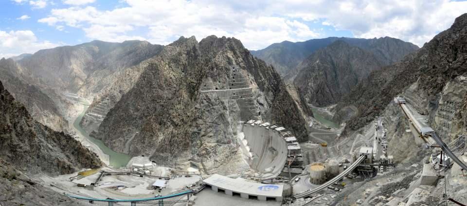 <p>Baraj tamamlandığında 558 megavat kurulu güce sahip hidroelektrik santral ile 2,5 milyon kişinin elektrik ihtiyacı karşılanacak.</p>
