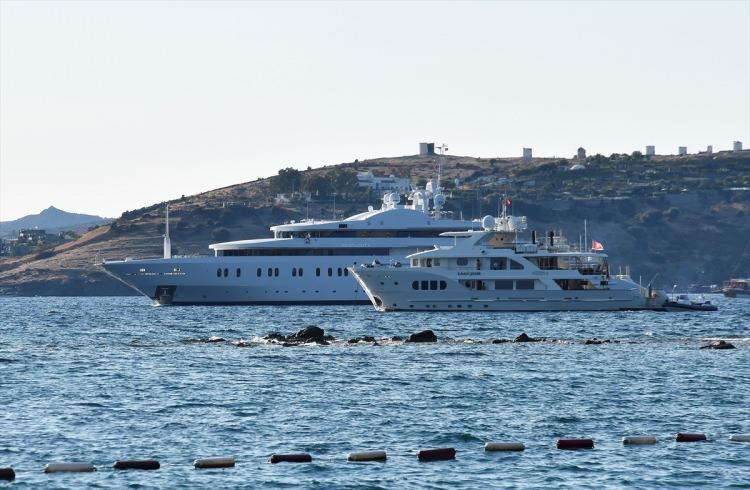 <p>Lüks yat 'Moonlight 2', Muğla'nın Bodrum ilçesinde limana demirledi.</p>