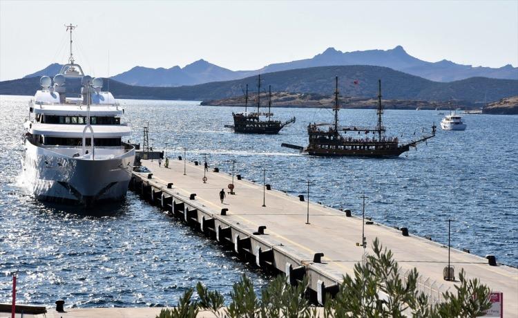 <p>Yata, öğlen saatlerinde yaklaşık 8 tanker yakıt ikmali yapıldı.</p>